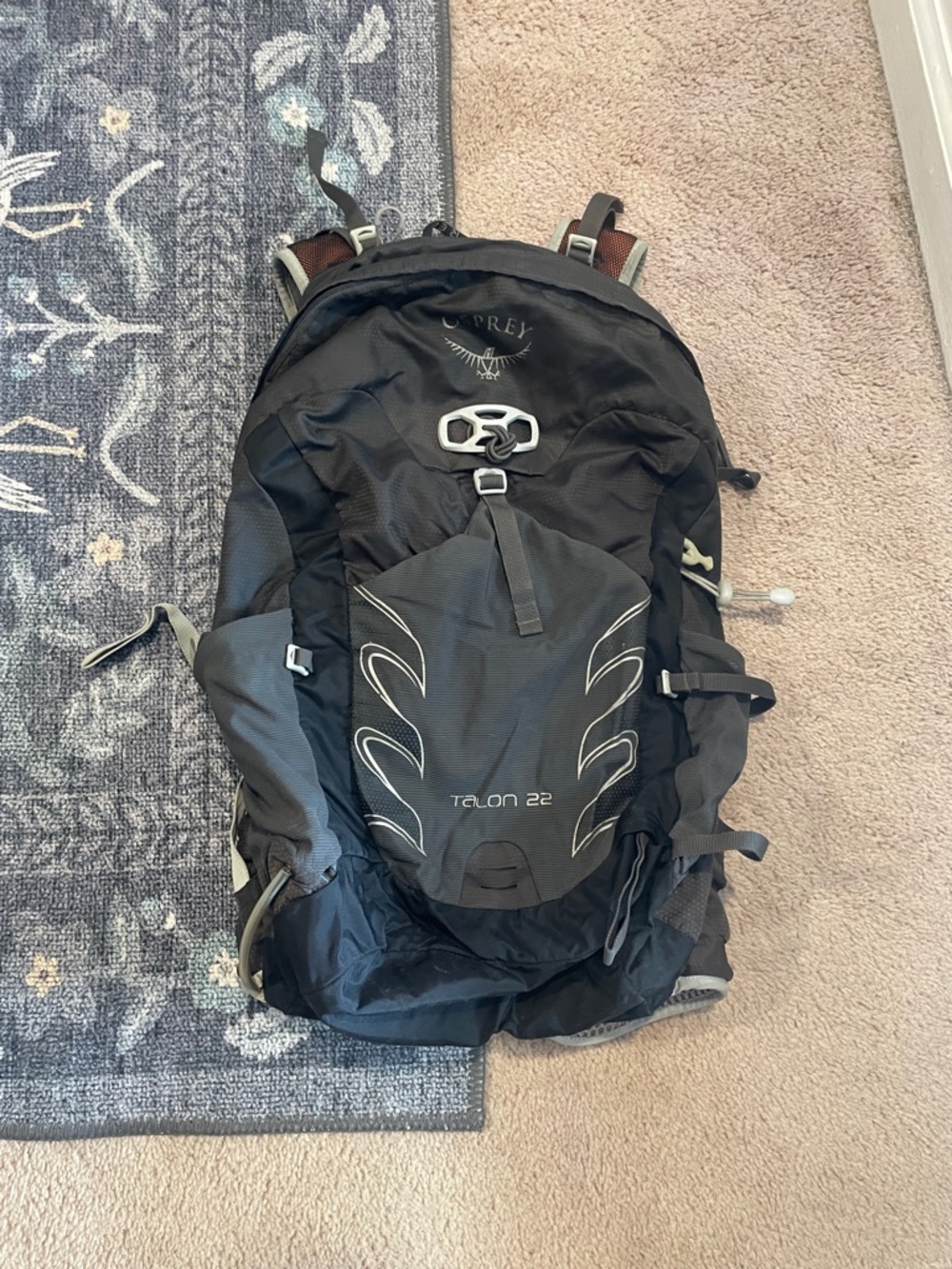 OSPREY Talon 22 Men's Backpack in Black and Gray